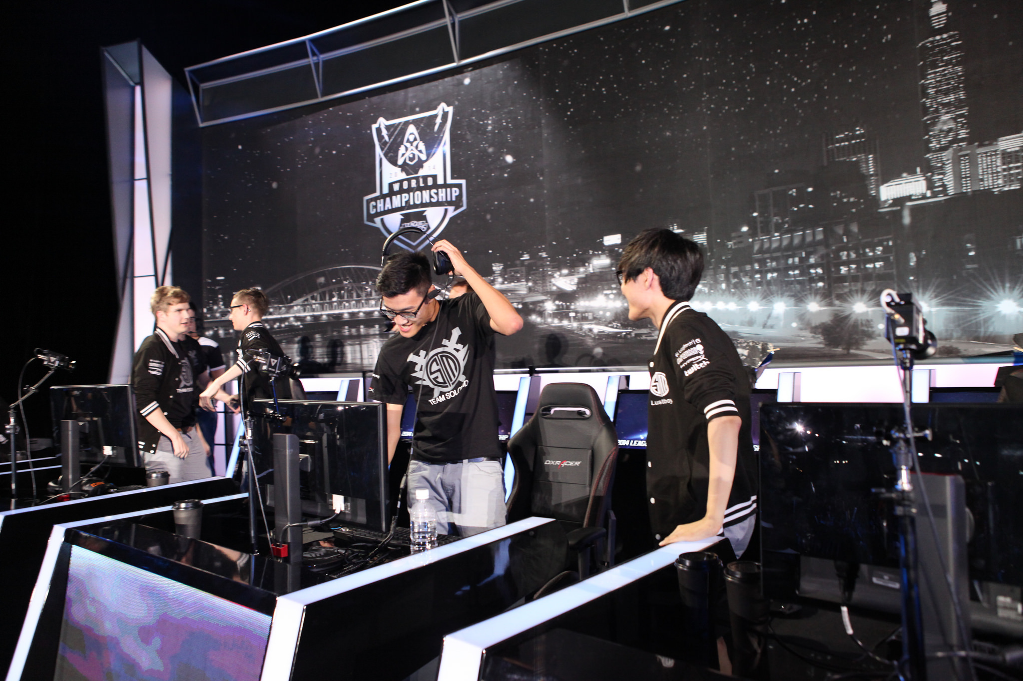 LPL赛区不敌LCK队伍原因剖析:战术僵化、英雄池短板与团队协作差距成关键症结